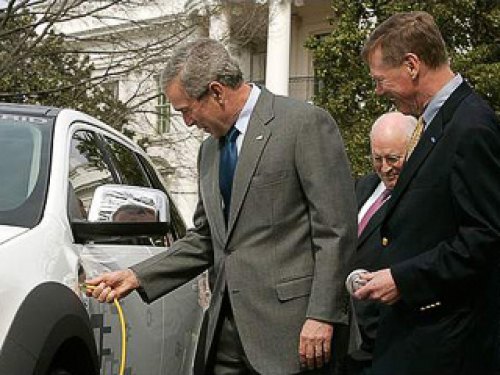 Начальник Ford (справа) только что предотвратил катастрофу и несказанно этому рад. А Джордж Буш,…