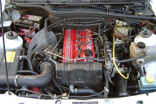 Расположенный продольно двухлитровый мотор оснащался турбиной Garrett T3 и интеркулером. На фото —…