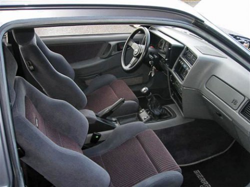 Угловатый интерьер Sierra RS Cosworth оживляли спортивный руль и отличные сиденья Recaro. Спидометр…