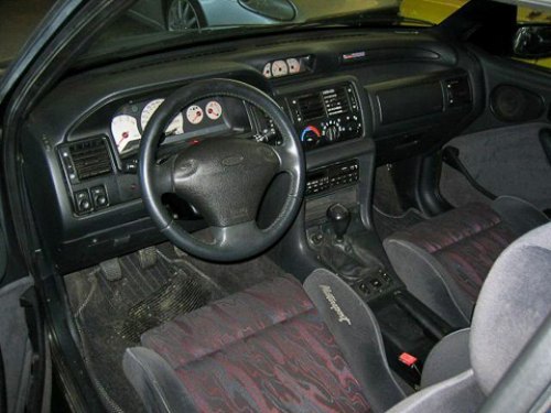 Интерьер Escort RS Cosworth почти не отличался от салона обычного Эскорта. В глаза бросались только…