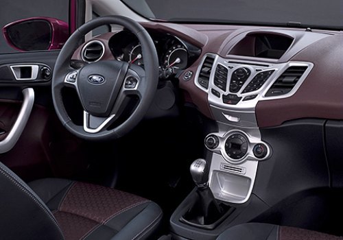 Зато в Ford Fiesta появились кнопка запуска двигателя, интерфейс Bluetooth, USB-порт, регулировка…