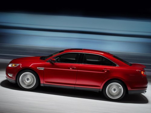 Заметных отличий от стандартной версии не найти — задний спойлер, добавка хрома и шильдики из трёх…