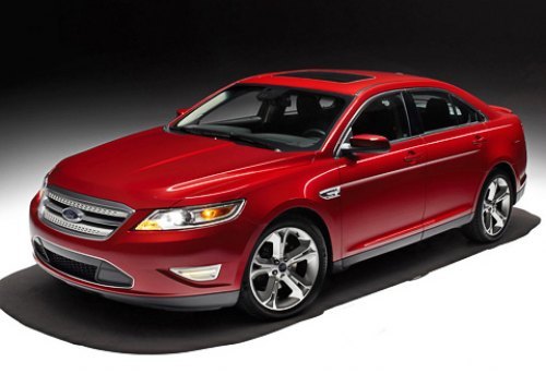 От обычного седана Taurus версия SHO отличается еще и оригинальными колесными дисками.