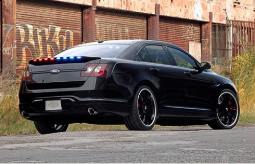 Сзади полицейский автомобиль тоже можно сразу же опознать — по затемненным фонарям, а также по…