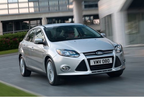 Слегка подтормаживая внутреннее колесо проходящего поворот автомобиля, система добавит ему…