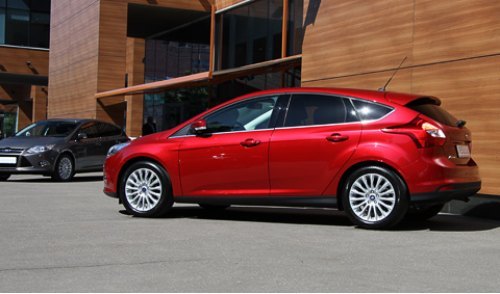 Что до конкурентов, то не сильно изменившийся в цене Ford Focus по-прежнему выглядит на их фоне…