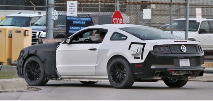 Новый Мустанг должен попасть к дилерам летом 2014 года как машина 2015 модельного года.