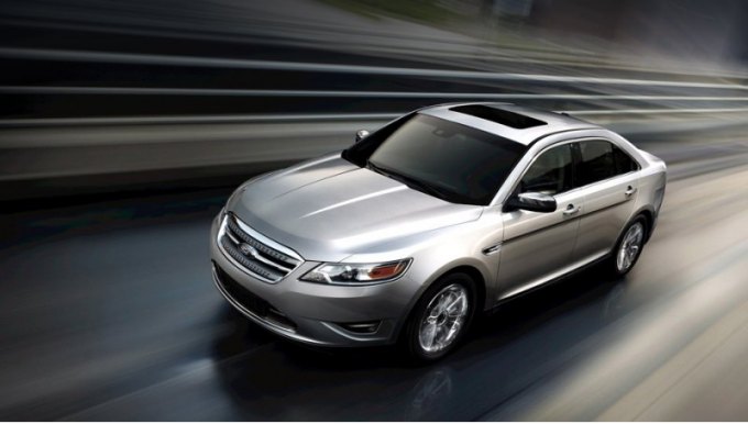 Нынешнее поколение четырёхдверки Ford Taurus — шестое, оно было представлено в 2009 году.