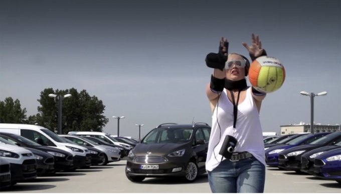 Костюм испытывался не только за рулём. Подопытные пробовали выполнять простые действия — например,…