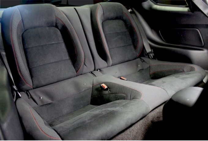 Эти кресла с обивкой из алькантары фирма считает самыми приспособленными к треку сиденьями…