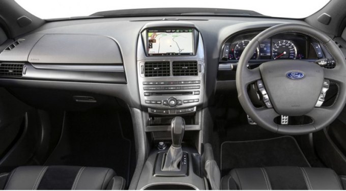 В салоне обоих седанов установлены спортивные кресла с отделкой кожей и замшей, накладки на педали,…