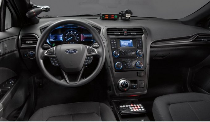 Салон приспособлен для работы полицейских. Вращающийся селектор трансмиссии и клавиша стояночного…