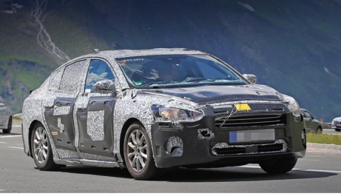 Тяжёлый камуфляж на носу и корме позволяет мало что разглядеть, хотя даже так видится сходство с…