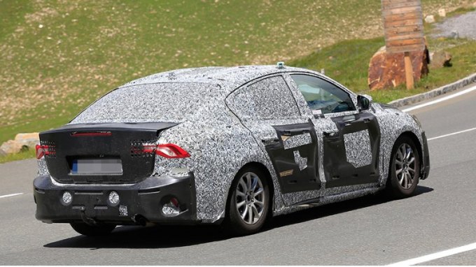 Как и пятидверка, седан лишился отдельных от дверей треугольных окошек у задней стойки. Еще теперь…