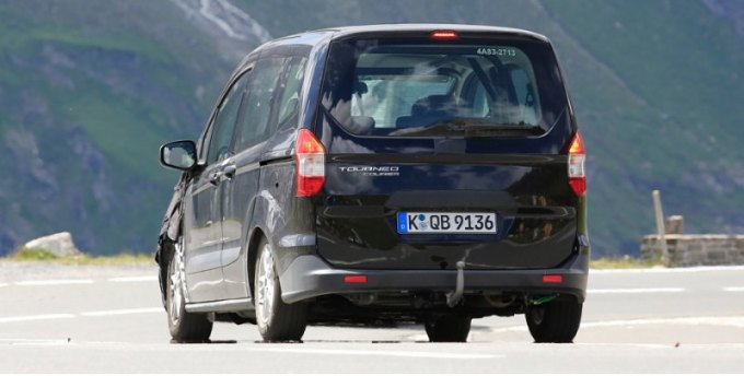 Трубчатый каркас безопасности смотрится занятно в салоне утилитарного автомобиля. Однако очевидно,…