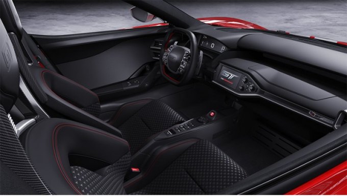 Углепластиковые ковши, а также руль отделаны кожей с контрастной прострочкой. Ремни безопасности —…