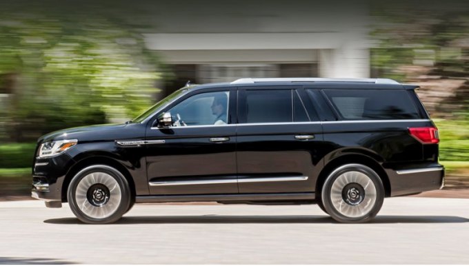 Под капот такого гиганта, как Lincoln Navigator L Black Label, просится «восьмёрка», но инженеры…