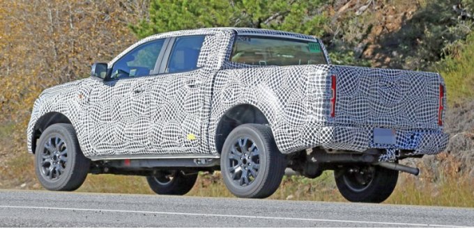 Хотя фонари почти полностью заклеены вместе с машиной, видно, что они аналогичны тем, что стоят на…