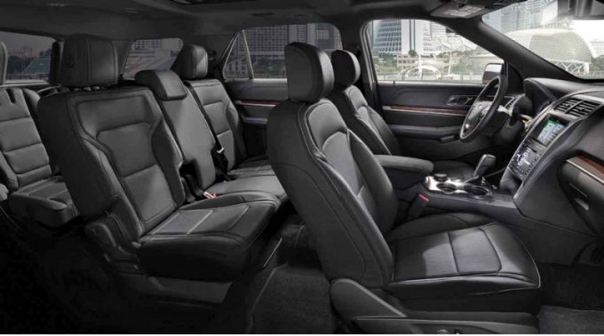 Нововведение в салоне одно: на лобовом стекле рядом с зеркалом появился USB-разъем для зарядки…