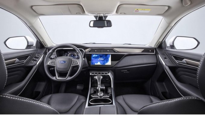 От салона «китайца» Ford оставил только общую архитектуру: центральный дисплей и дефлекторы обдува…