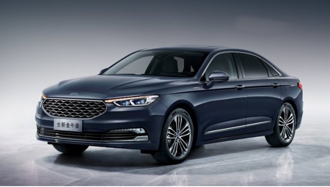 Решётка теперь уменьшена и «закруглена» снизу. Над фарами появились светодиодные «брови». Передний…