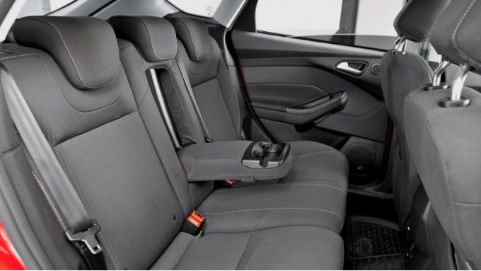 Наполнитель в сиденьях довольно быстро теряет форму под нагрузкой. Машин с кожзамом выпущено…