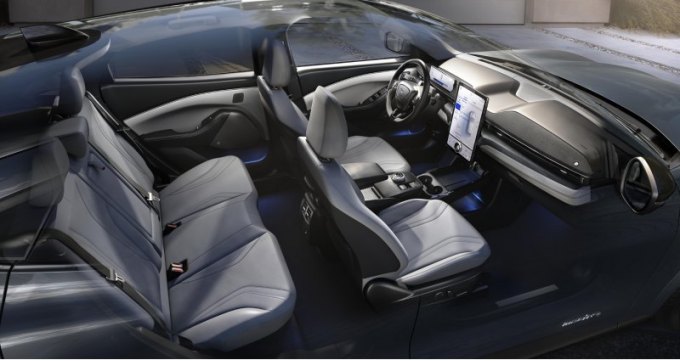 В оснащение Мустанга Mach-E войдет трассовый автопилот, не требующий рук на руле, правда, не с…