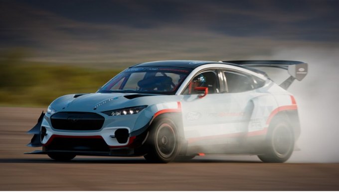 В боевой машине всё ещё можно узнать обычный Mach-E: фары и решётка почти не изменились. Прочие…