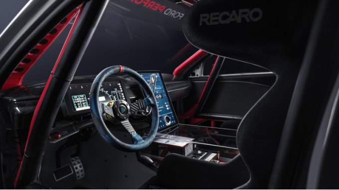 Салон защищен трубчатым каркасом безопасности. Задние сиденья не удалены, а заменены ковшами…