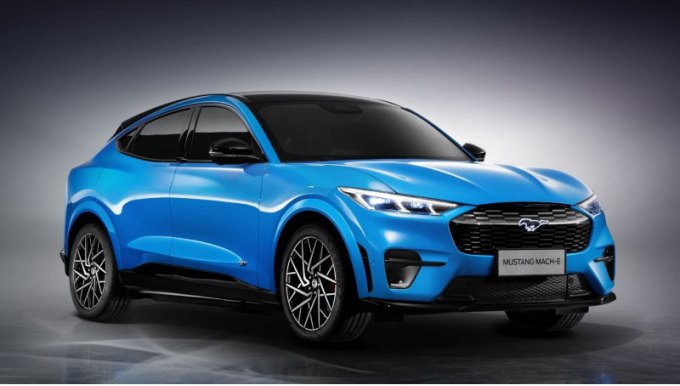Китайский Mustang Mach-E (на фото) показан в топ-версии GT, которая и в США выделяется чёрной…