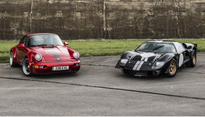 Рядом с Фордом стоит купе Porsche 911 (964) от Everrati. Оно продается в двух версиях: Pure (328…