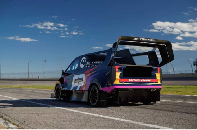 Подъем в гору включает в себя ровно 156 поворотов, поэтому компания сделала больший упор на…