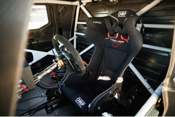 Впрочем, с весом по-прежнему оставались проблемы (масса автомобиля переваливала за 2 тонны). И в…