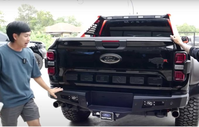 От обычного Ranger Raptor отличается даже задняя часть кузова, для которой припасли новые кожухи,…
