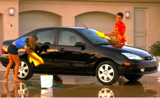 Журналисты нашли рекламную брошюру Ford Focus из начала 2000-х: она полна кринжа