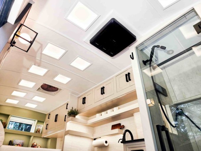 Помимо создания целостного внешнего вида, эта стена улучшает изоляцию, выступая в качестве…