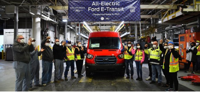 Ford начинает поставки полностью электрического E-Transit 2022 года клиентам