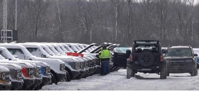 Новые внедорожники Ford Bronco в ожидании отправки клиентам оттаивают в этом видео