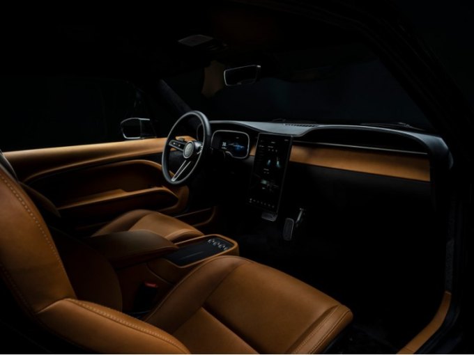 В салоне произошли большие изменения, поскольку он мало похож на классический маслкар. Вместо этого…