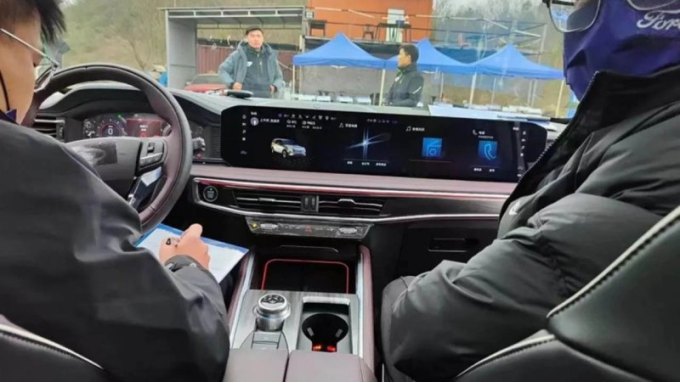 Работает он в тандеме с автоматической трансмиссией на 10 ступеней. Четыре ведущих колеса доступны…