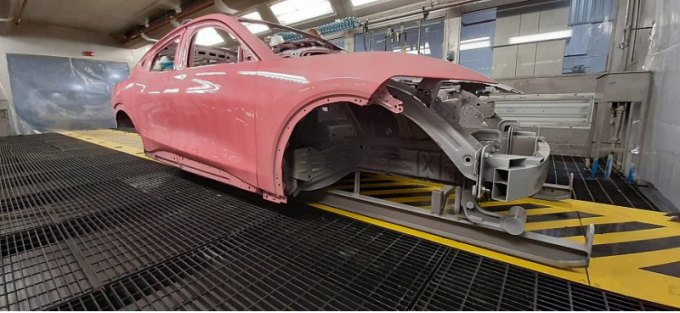 Предсерийный Ford Mustang Mach-E по ошибке окрасили в розовый цвет