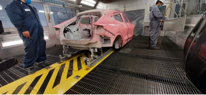 По его словам, подобные модели в конечном итоге была продана со скидкой сотрудникам Ford или…