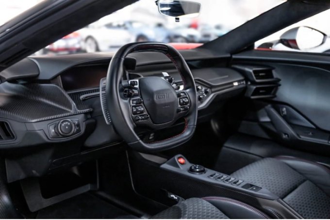 Внутри есть специальные ковшеобразные сиденья с карбоновой спинкой, отделанные текстурными кожаными…