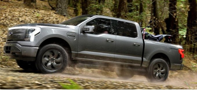 Базовая версия электрического Ford F-150 Lightning дешевле своих конкурентов