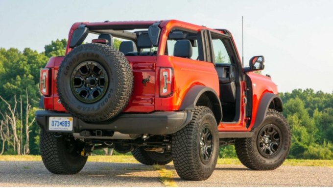 Самое дорогое обновление, сделанное для Bronco, — это расширители крыльев RokBlokz, которые стоят…