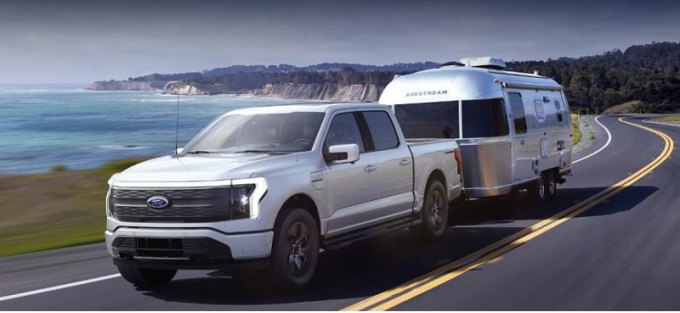 Испытание показало, как долго электрический Ford F-150 Lightning может буксировать кемпер