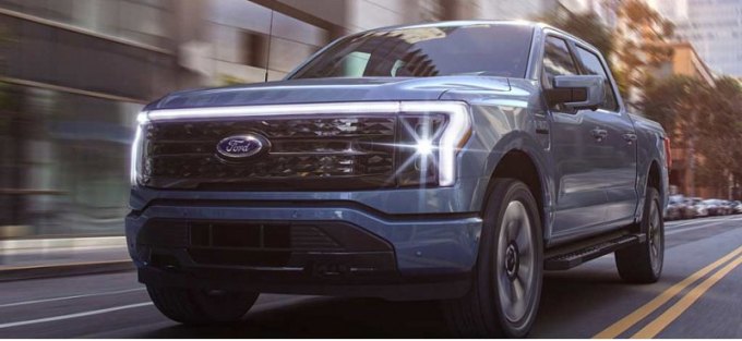 Этот тюнингованный Ford F-150 Lightning получил большой дорожный просвет