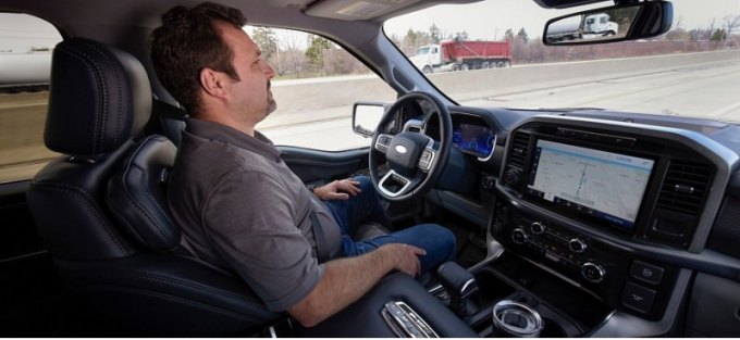 За год автовладельцы Ford проехали 17,1 млн км без помощи рук благодаря системе BlueCruise