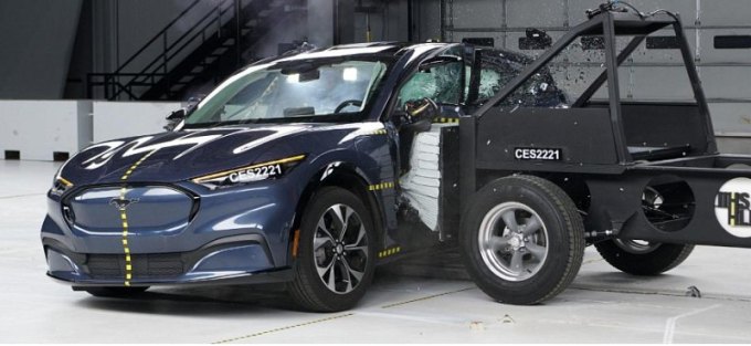 FORD Mustang Mach-E 2022 года получил хорошие оценки в более жестком краш-тесте IIHS