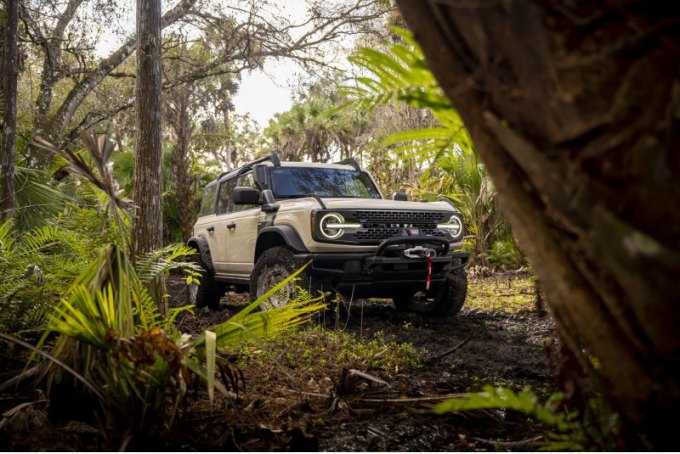 Не считая пикапов, в прошлом месяце Ford продал 10 892 автомобиля Bronco, и 99% из них были…